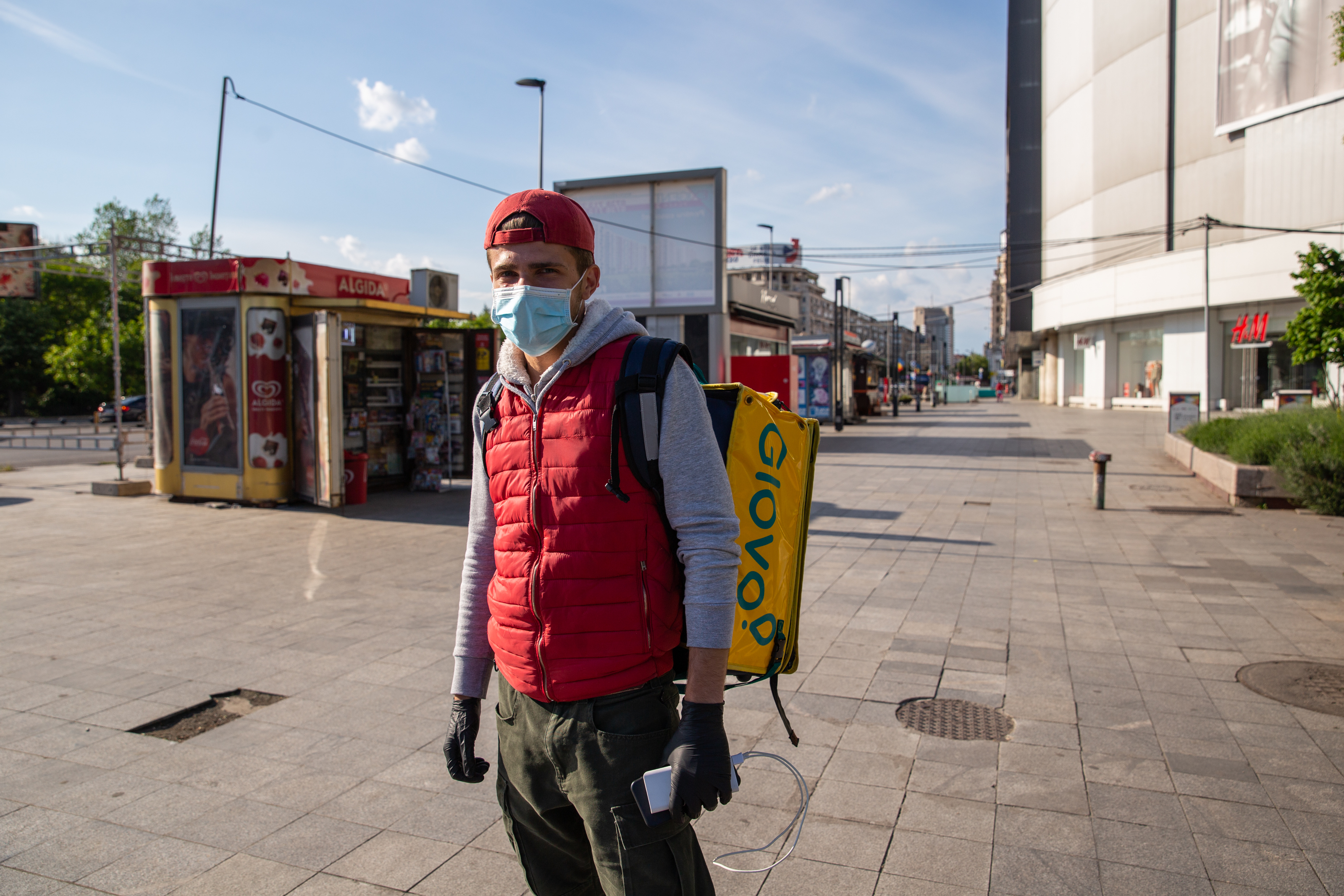 Viața curierilor care livrează mâncare la domiciliu pe timp de pandemie
