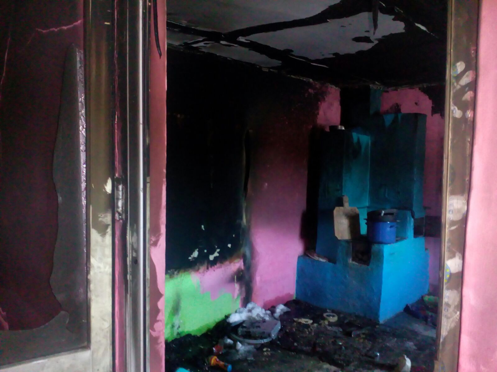 FOTO| Doi copii mici din județul Vaslui, răniți grav într-un incendiu izbucnit în locuință. Micuții erau singuri acasă