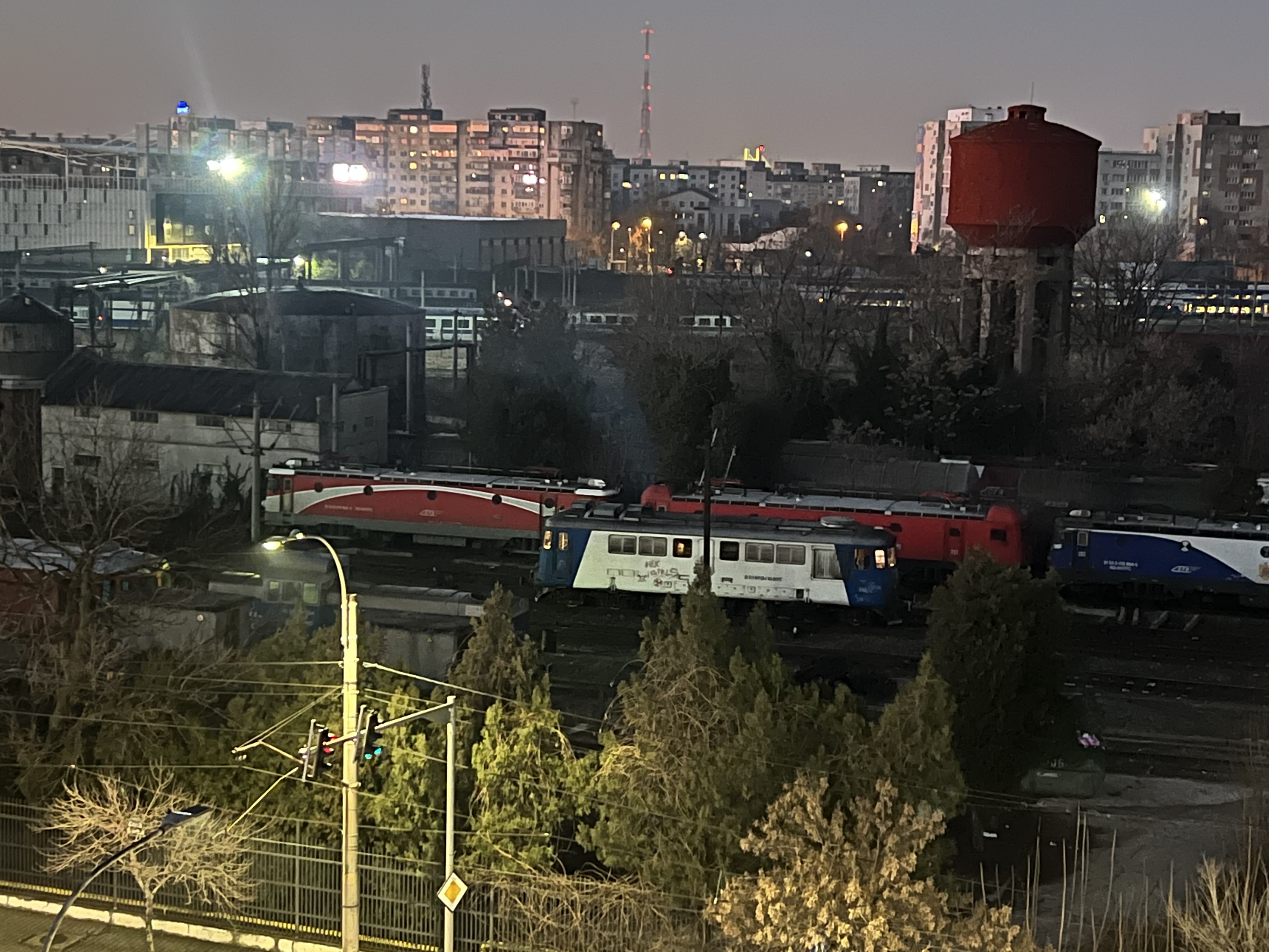 Locuitorii cartierului Grivița din București se plâng de poluarea cauzată de locomotive: „E imposibil să deschizi geamul”