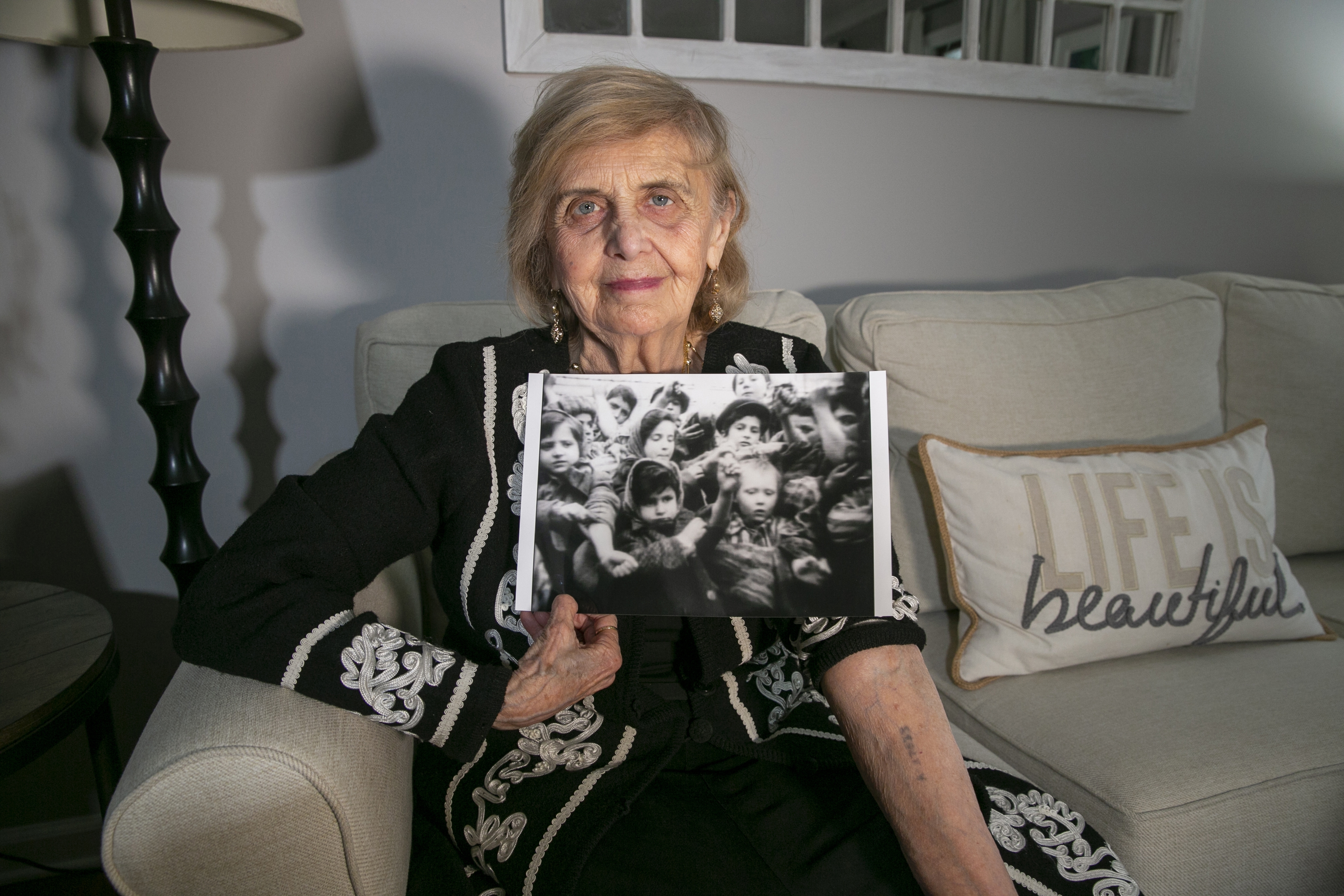 Tova Friedman, o supraviețuitoare a Holocaustului, este vedetă pe TikTok: „Am scăpat de la Auschwitz ascunzându-mă printre cadavre”