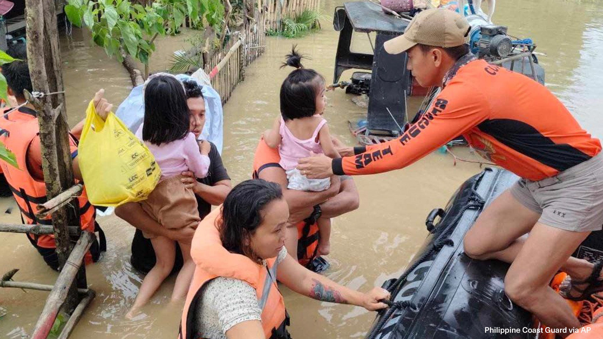 Furtuna Trami a devastat Insulele Filipine: 76 morți și 320.000 de evacuați | VIDEO