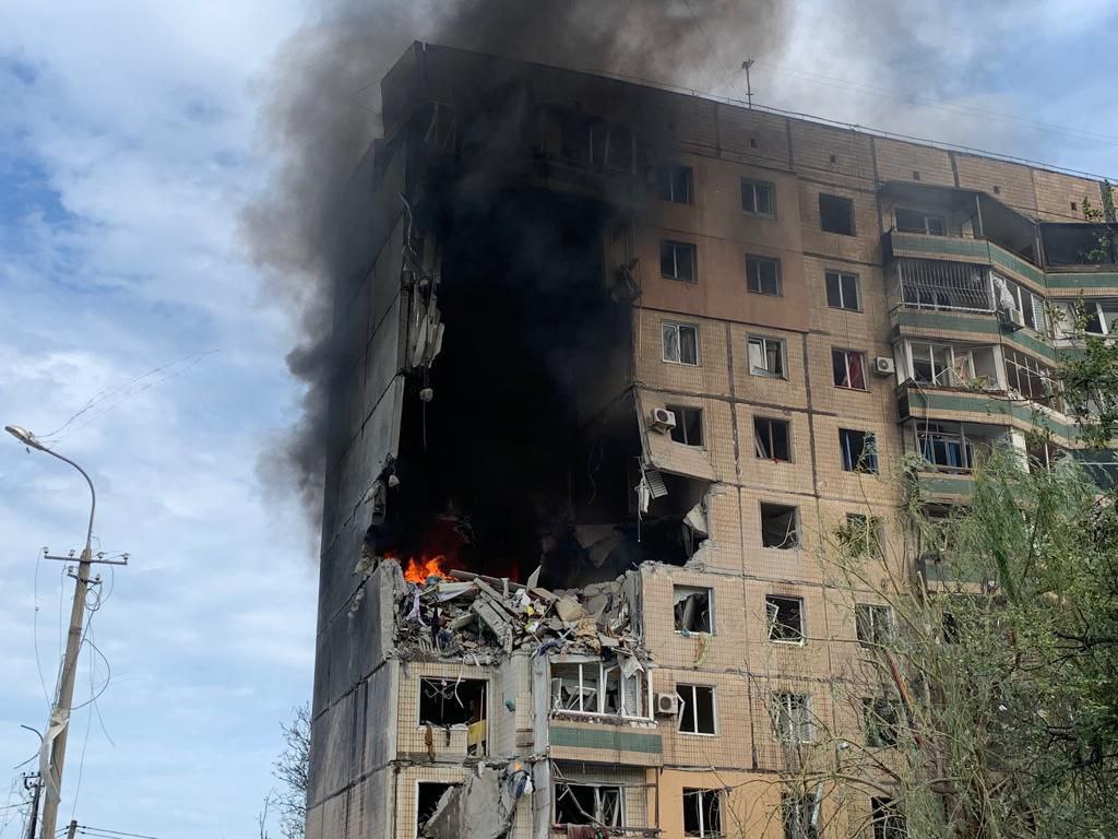 Imagini din orașul Krivoi Rog, după atacul cu rachete. „Din păcate, există morți și răniți. S-ar putea să fie oameni sub dărâmături”