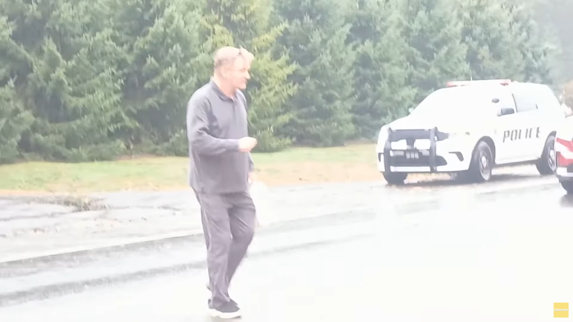 Primele imagini cu Alec Baldwin după ce a intrat cu mașina într-un copac. Cine se afla alături de el