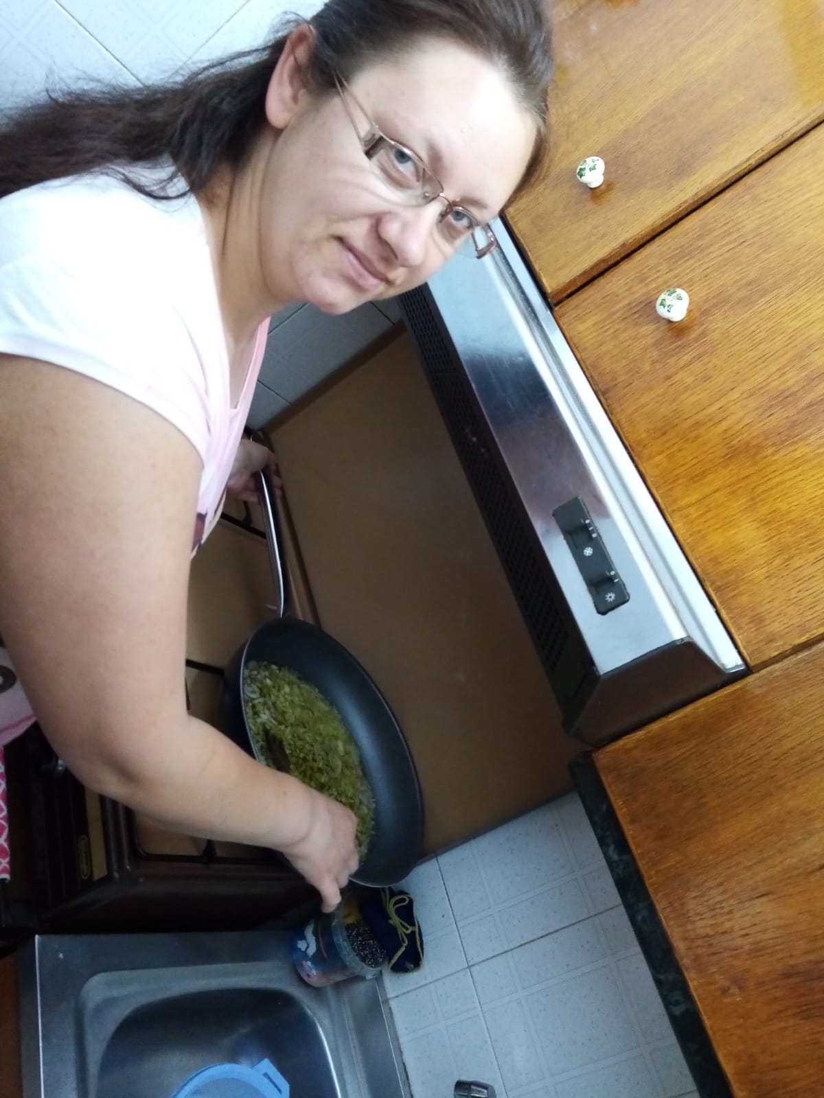 Angela, îngerul italienilor. Povestea româncei care gătește pentru toți bătrânii singuri din cartierul ei: „Sărăcia te învață multe. Sunt persoane care nu mai au pe nimeni”