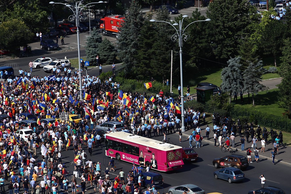 UPDATE. Război de stradă între jandarmi și huligani, în Piața Victoriei. 452 de persoane rănite / VIDEO&FOTO