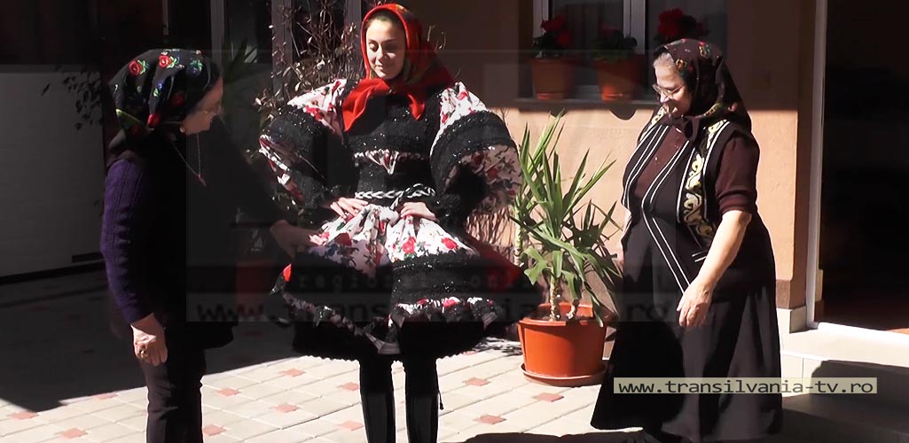 Cele mai scumpe costume populare din Țara Oașului, decorate cu cristale Swarovski. Modelele costă chiar și 20.000 de euro