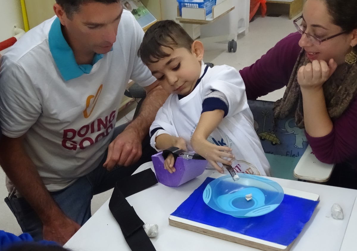 Pensionar originar din România, voluntar la Spitalul de pediatrie Alyn, din Ierusalim: ”Am vrut să fac ceva semnificativ și aici e un loc bun!” | VIDEO