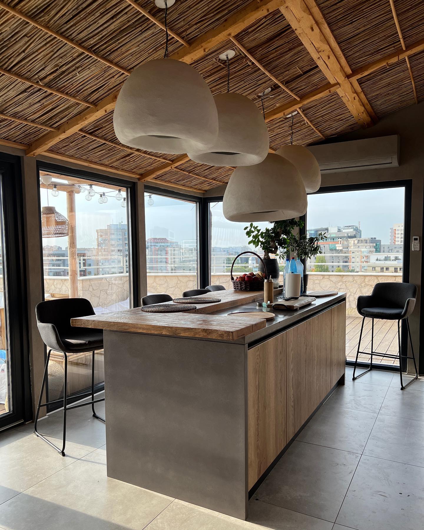 Imagini cu apartamentul în care locuiesc Carmen Grebenișan și Alex Militaru. Deși a investit o avere, vedeta se mută din penthouse-ul din București