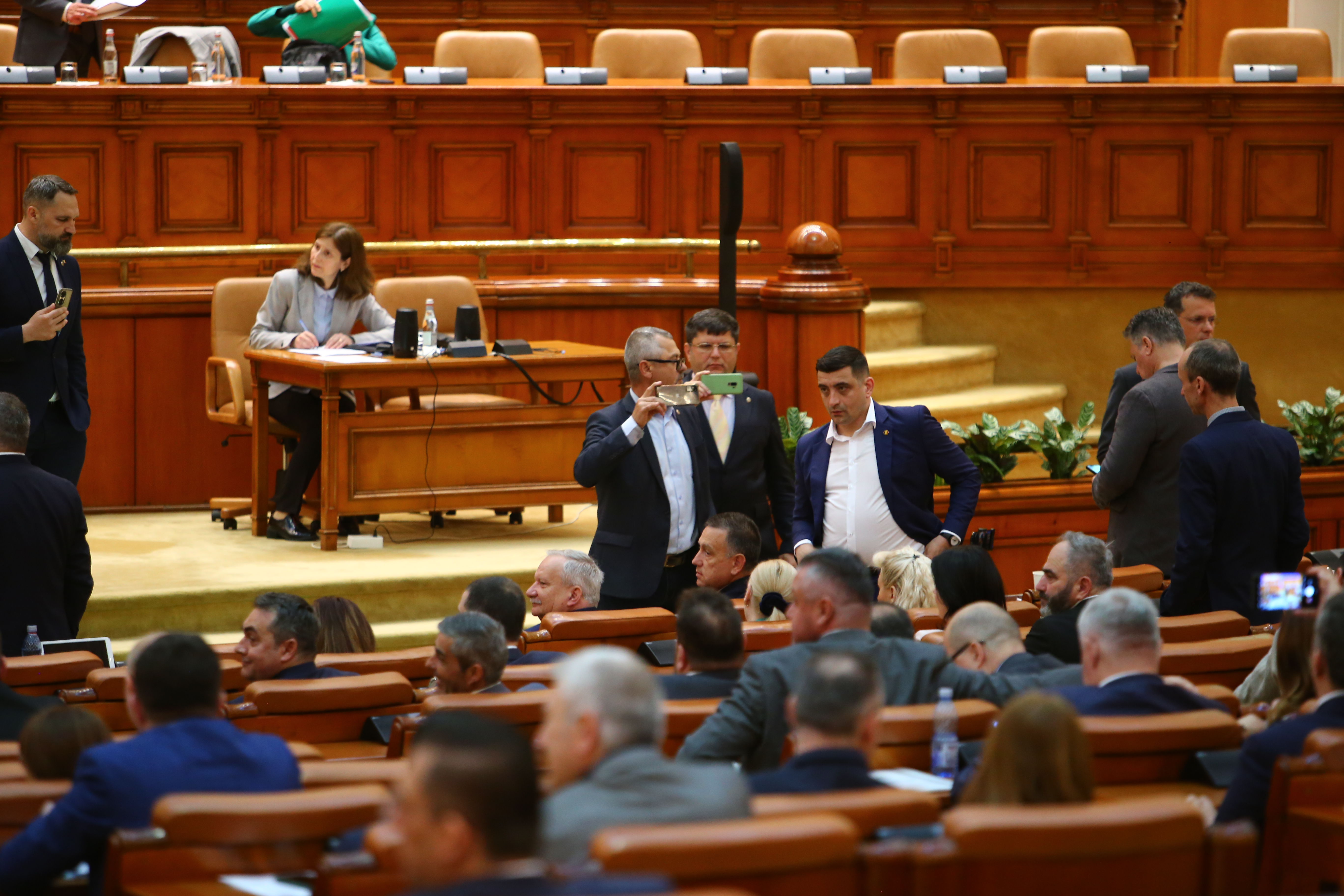 Ziua în care democrația a încasat patru gloanțe. Cum a schimbat AUR prin forță regulile din Parlament&nbsp;