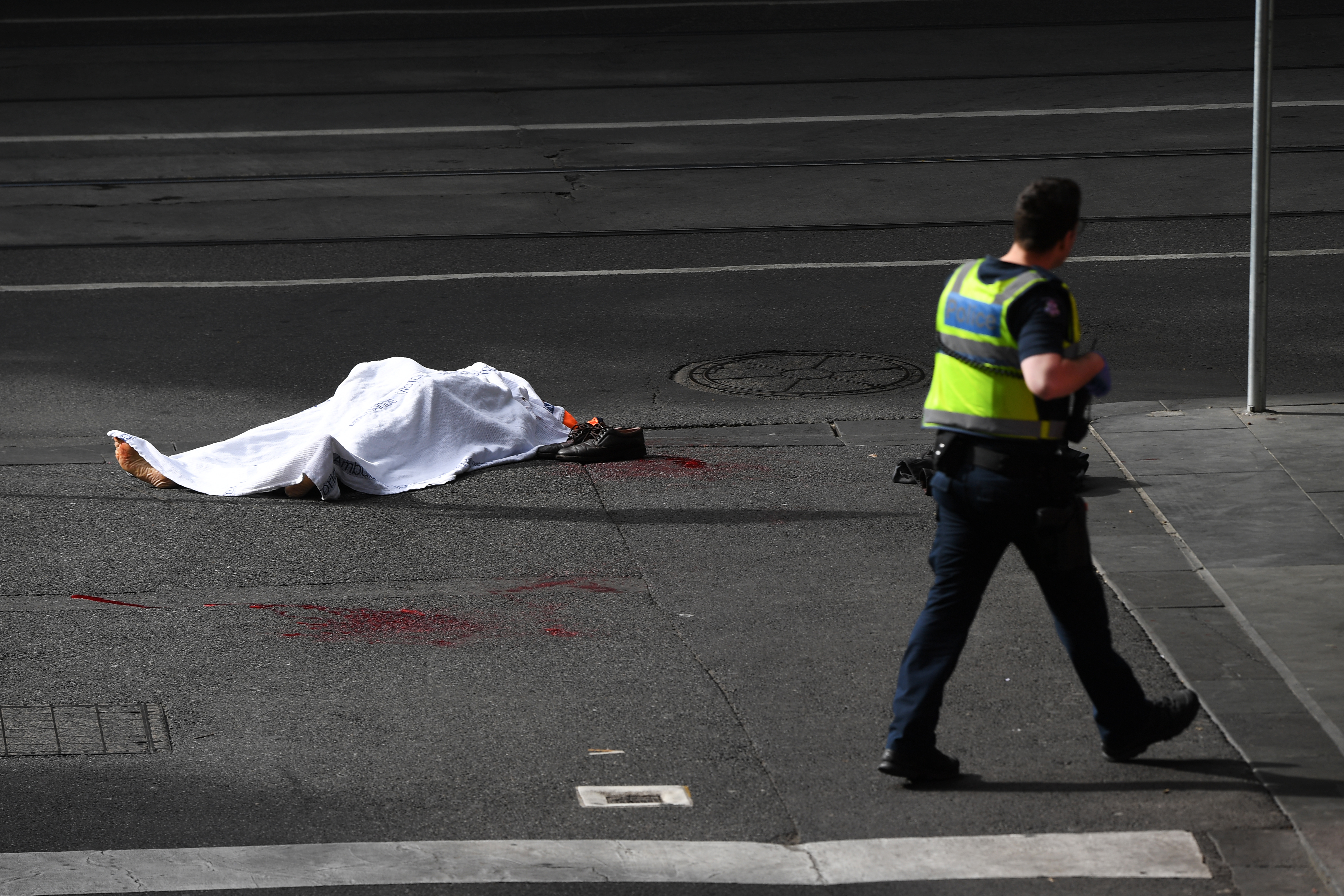 UPDATE / Atac terorist la Melbourne: Un bărbat și-a dat foc la mașină și apoi a înjunghiat mai mulți trecători (FOTO & VIDEO)