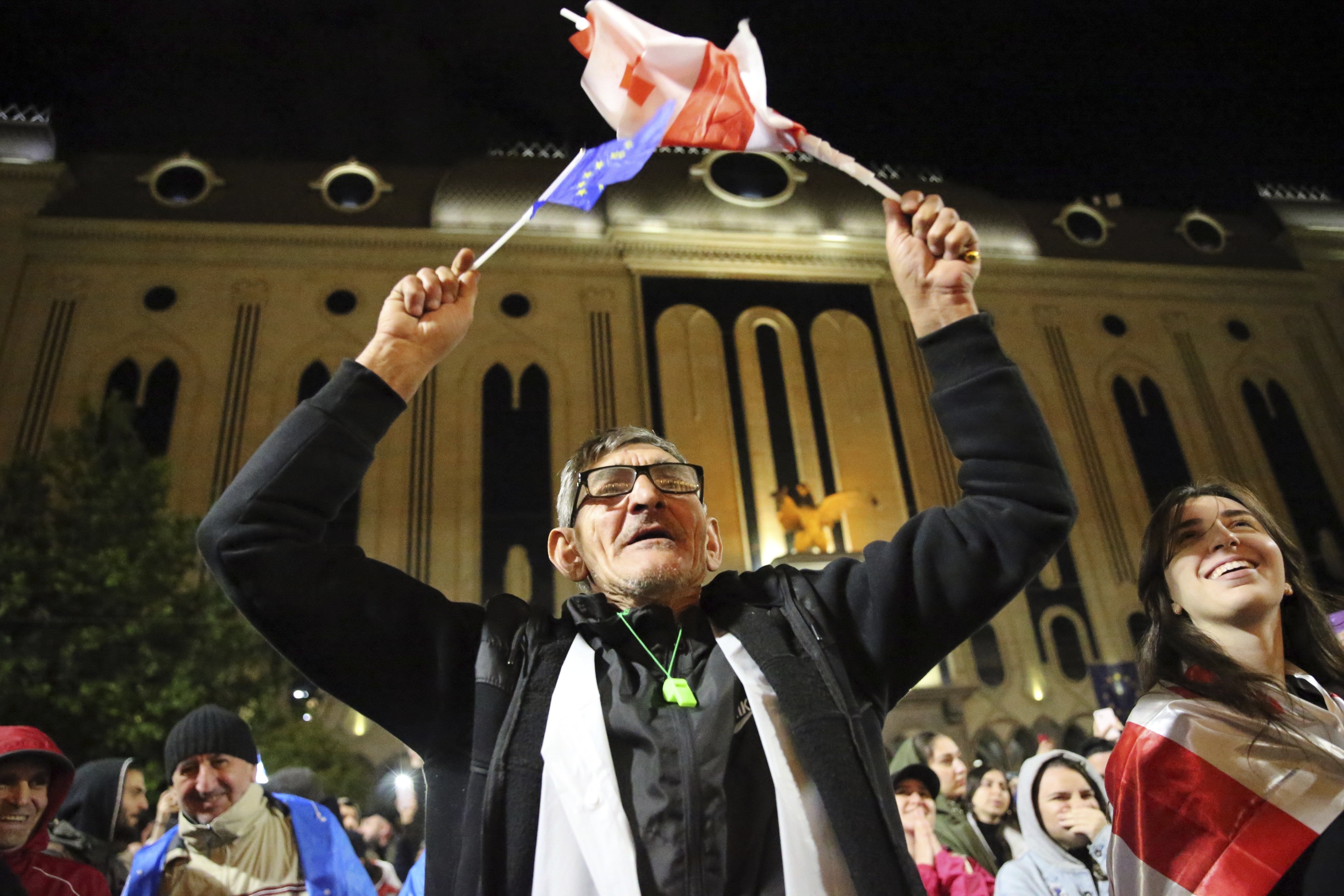 Proteste la Tbilisi, contra legii „agenților străini”. Mii de georgieni au stat peste noapte în faţa Parlamentului pentru a-i bloca luni pe deputați să intre la votul final