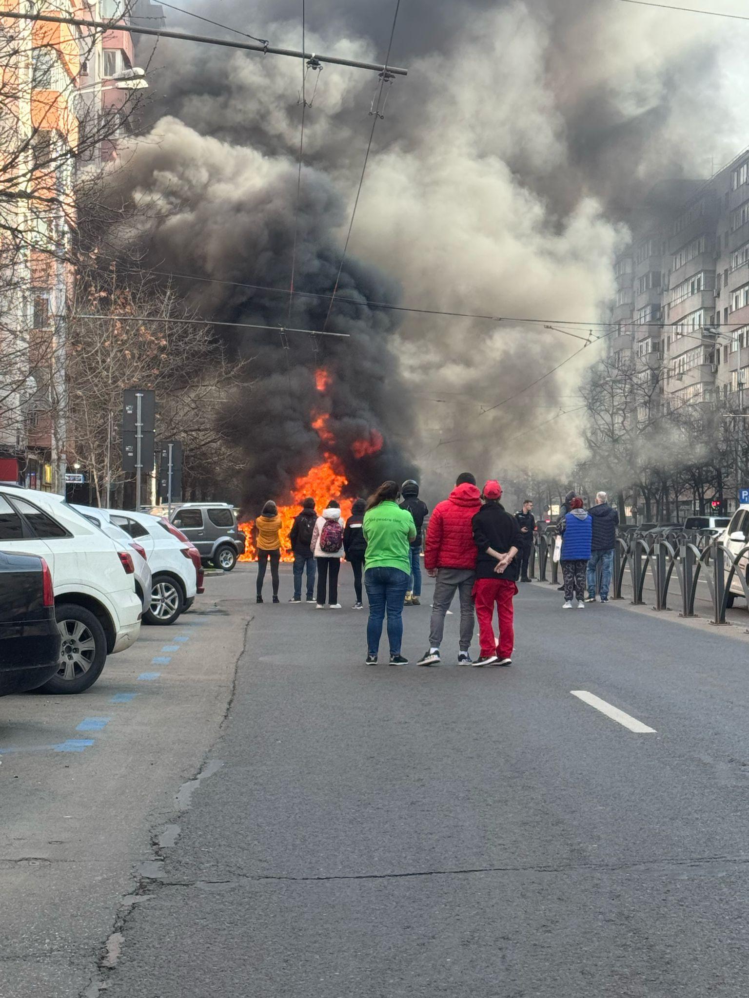 Incendiu violent pe Calea Moşilor din București. Șapte mașini au fost afectate de flăcări. Ce s-a întâmplat