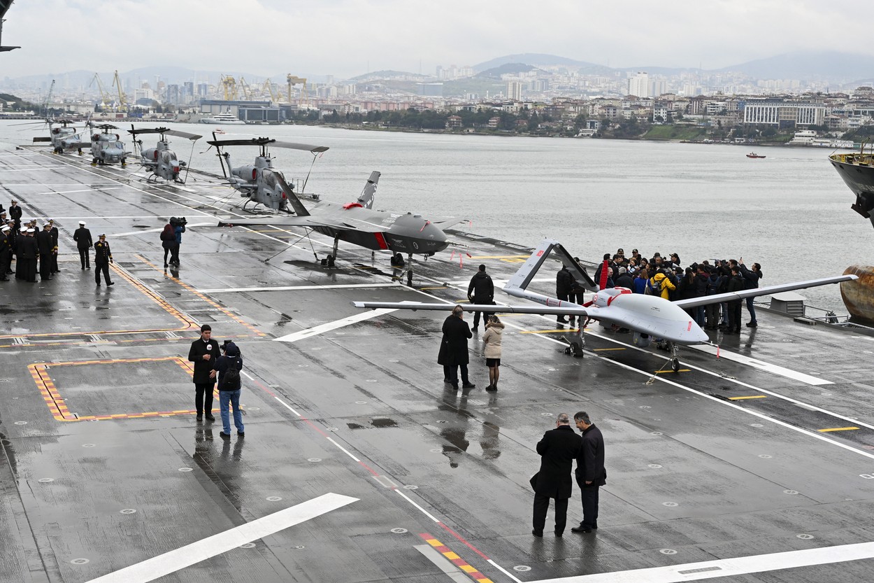Turcia a lansat primul său portavion, TCG Anadolu, pe care intenţionează să îl adapteze la drone