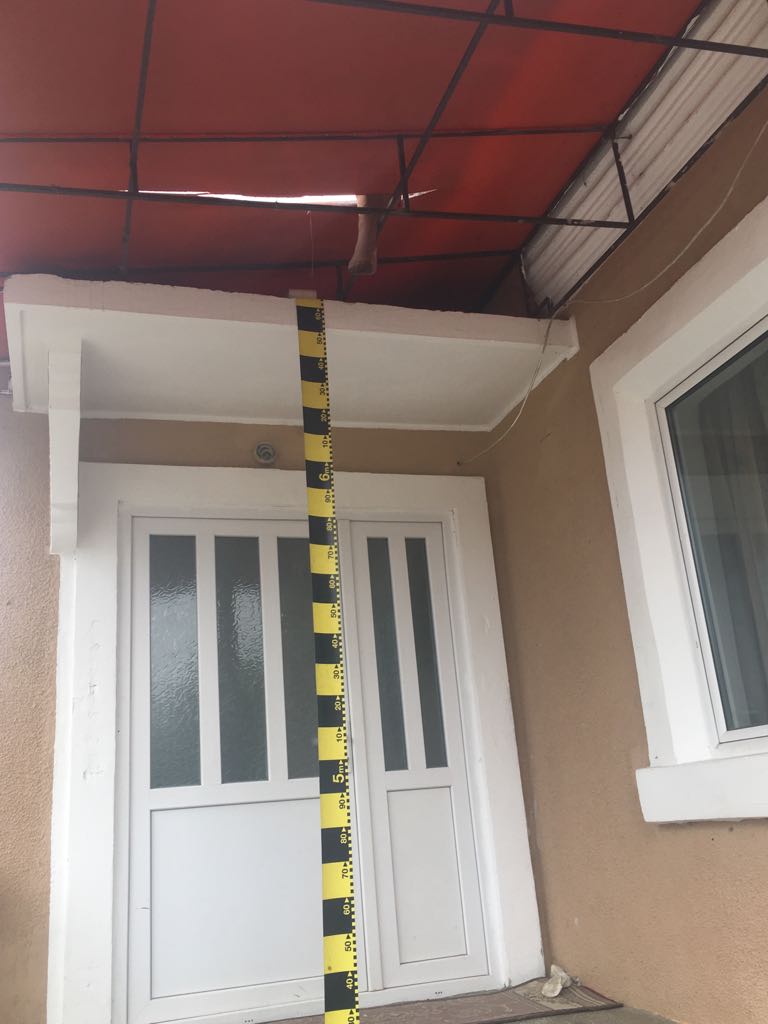 Ce a găsit o fată de 12 ani pe acoperișul unei case din Craiova. O bucată dintr-un picior de om atârna pe copertină/ GALERIE FOTO