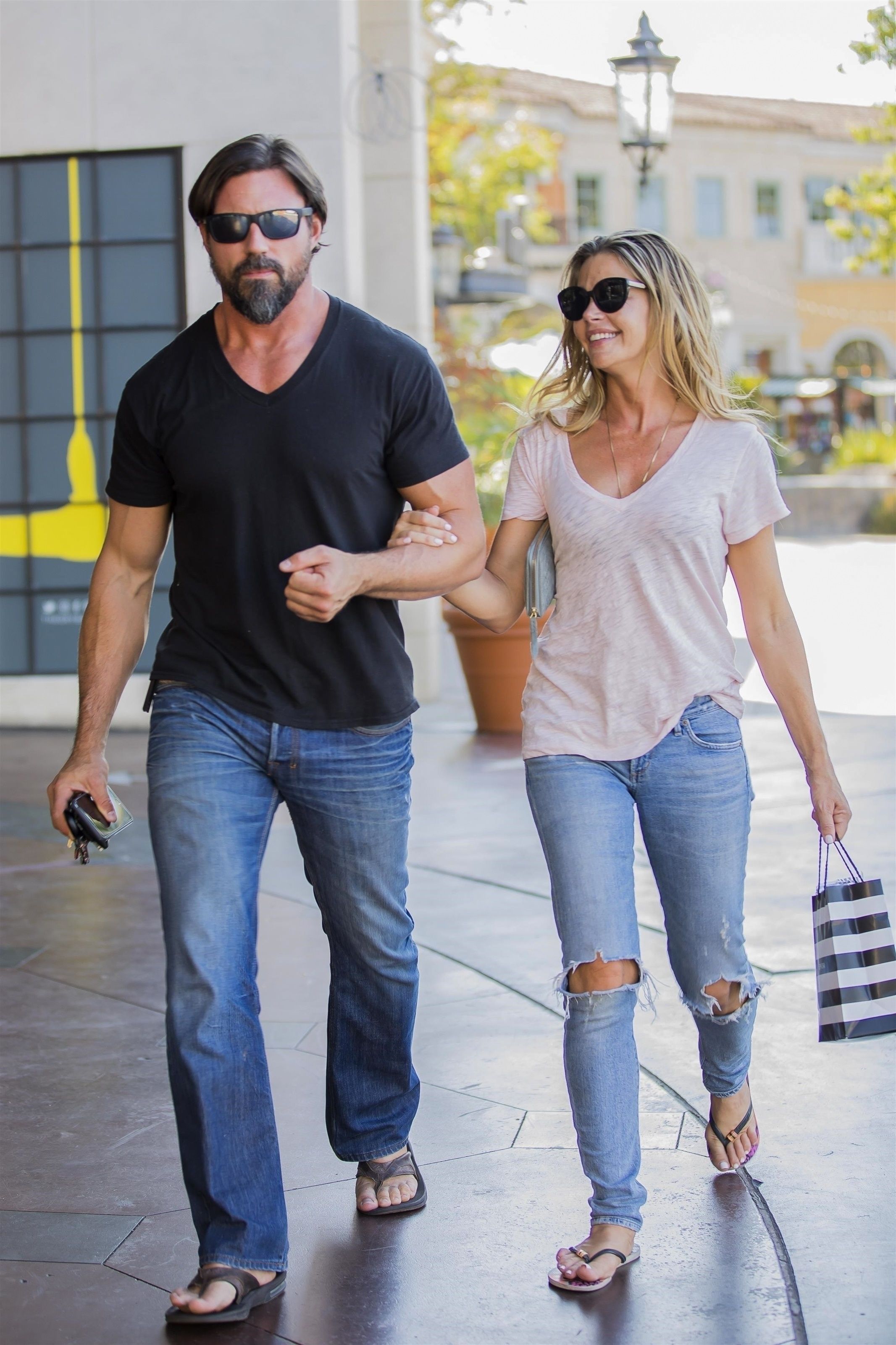 Divorț surpriză la Hollywood! Soțul lui Denise Richards, Aaron Phypers, a depus actele după 6 ani de căsnicie