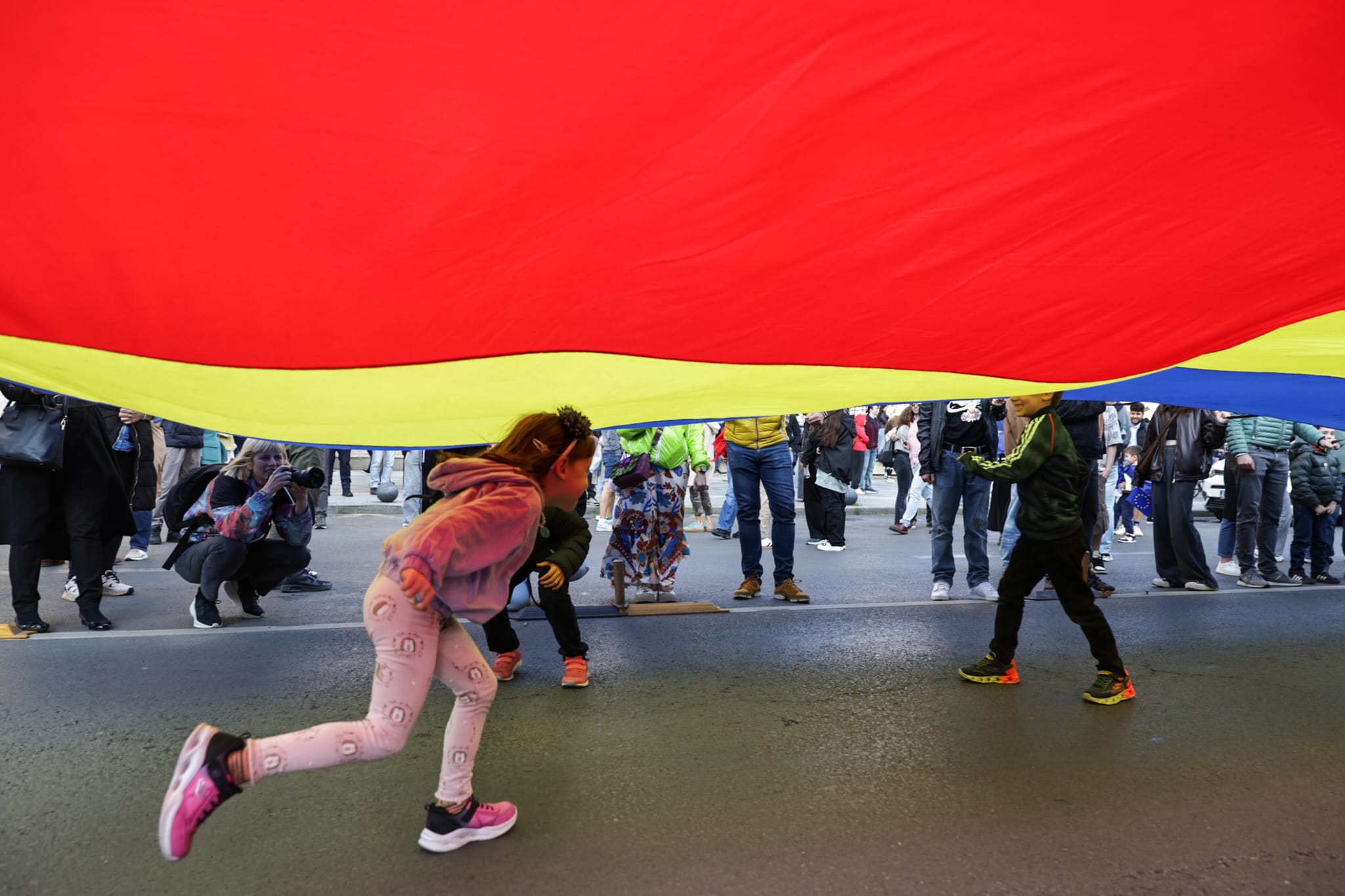 Miting pro Europa în București de Ziua Europei pentru susținerea apartenenţei la UE. Lumea a cântat „Imnul golanilor” și „Insieme”. Câți oameni au fost