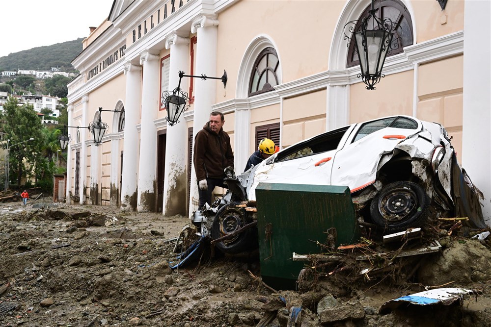 Alunecare masivă de teren pe insula italiană Ischia. O persoană a murit, 11 sunt date dispărute și zeci de case au fost înghițite de ape