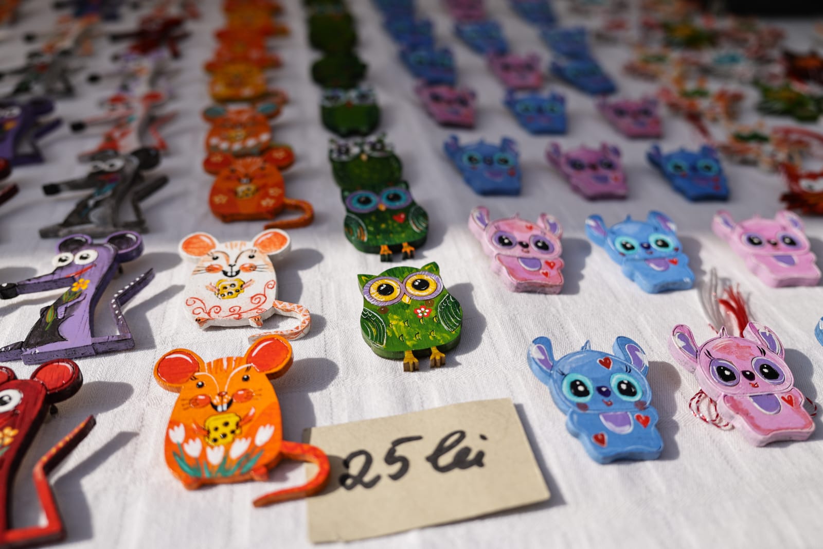De la mărțișoare handmade la adevărate bijuterii din aur și argint: ce prețuri găsești la Târgul Mărțișorului 2026