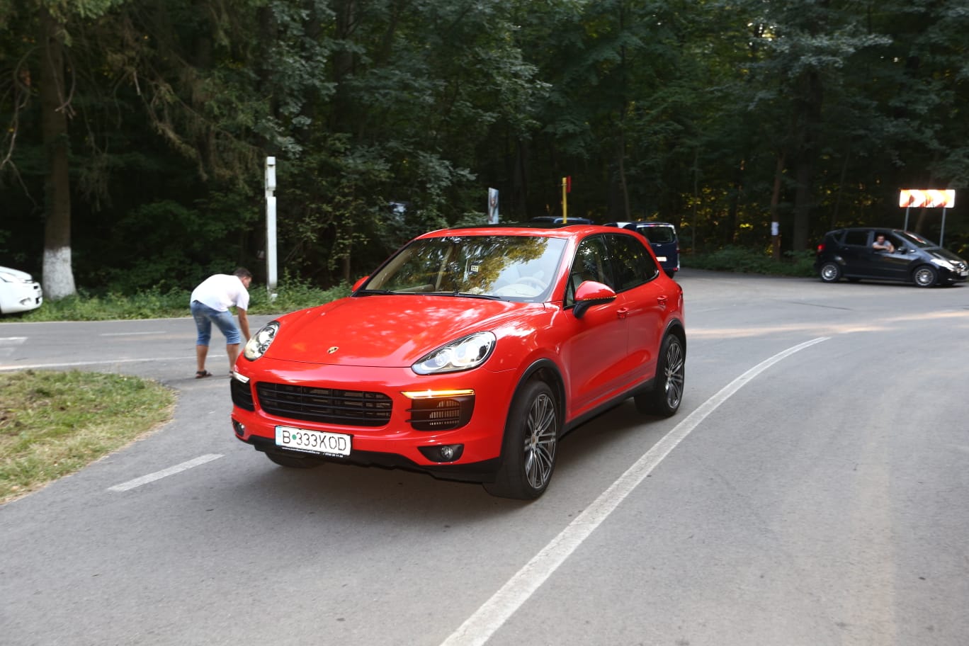 FOTO/ Invitații la nunta lui Dragnea Jr. și-au etalat mașinile de lux. Cine este deputatul care a ales să vină cu taxiul