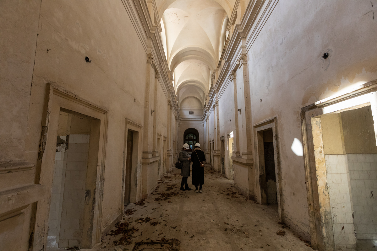Cum au dispărut ornamentele din Baia Neptun de la Herculane, pe care un grup de tineri încearcă să o salveze. „Dacă te uiți prin oraș, o să le vezi montate pe case, pe balcoane”