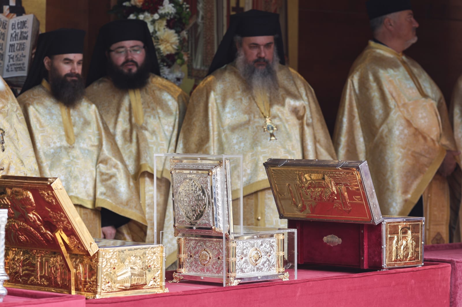 Procesiune religioasă în București, cu moaştele a cinci sfinți. Becali și Simion printre participanți. Programul sărbătorii Sfântului Dimitrie cel Nou