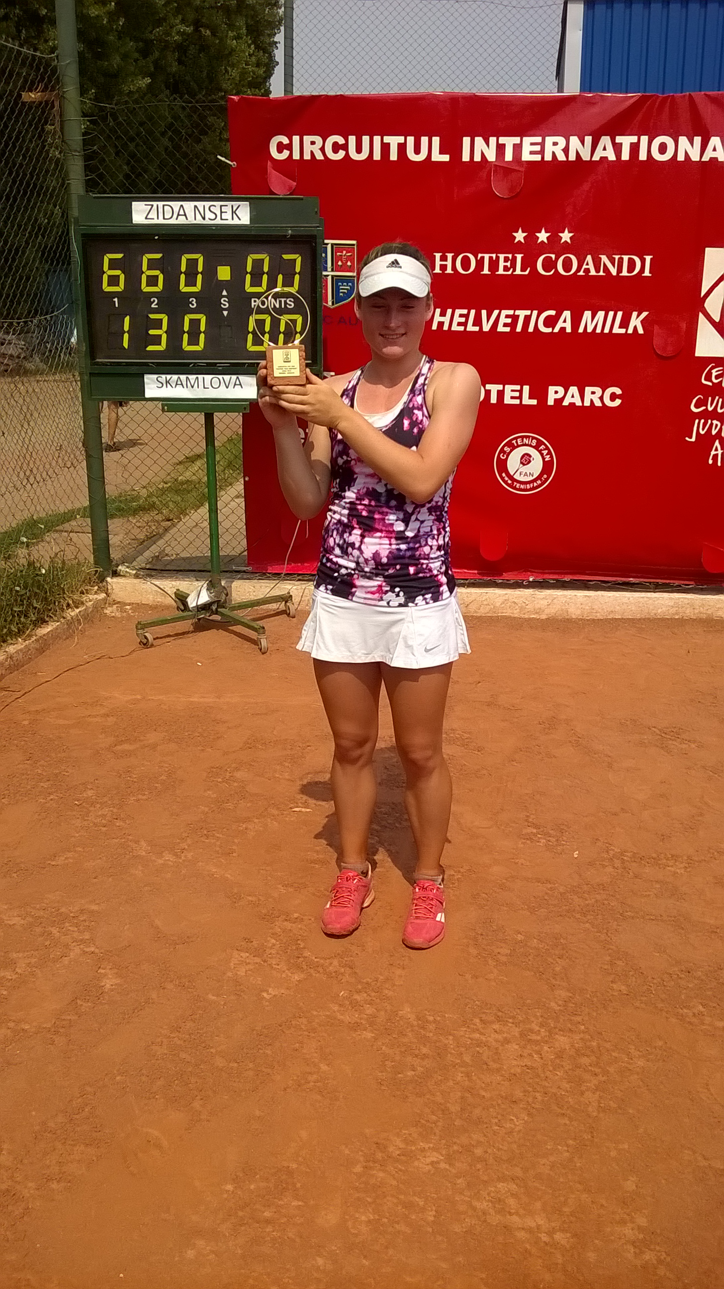 Numele lui Ilie Năstase, batjocorit la Arad! Organizare groaznică a turneulul ITF de 10.000 de dolari găzduit de orașul de pe Mureș. ^Spectatorii au urmărit meciurile printre ciocane, menghine și alte ”minunății”! / GALERIE FOTO