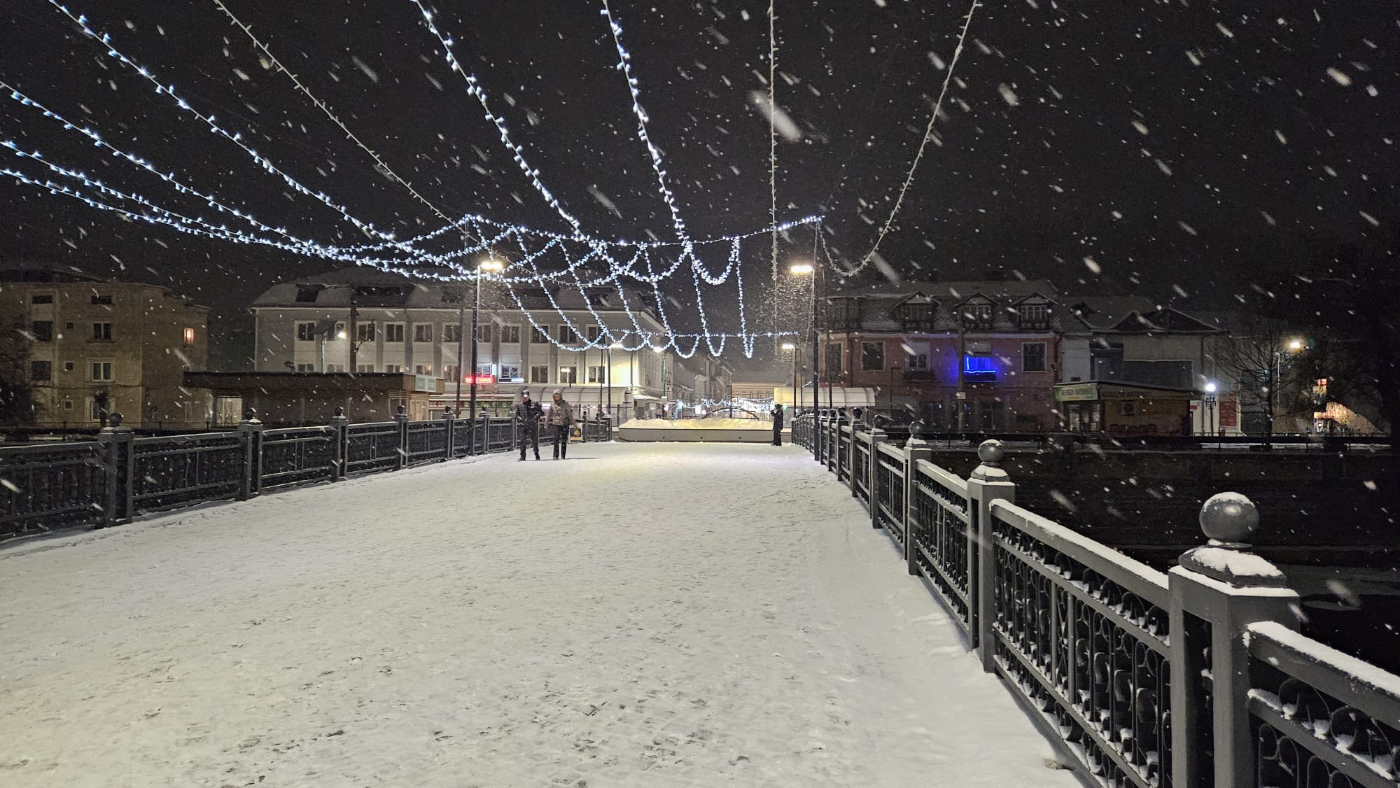 Vatra Dornei este pregătită pentru sfârșitul de an. Orașul-stațiune are hotelurile pline, pârtiile deschise și prețuri accesibile | REPORTAJ