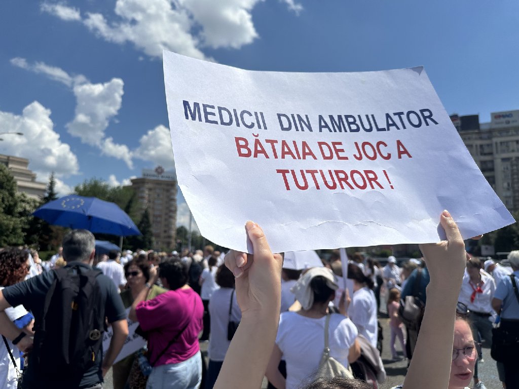 Protest al medicilor din cadrul ambulatoriilor de specialitate în fața Guvernului. Ce nemulțumiri au