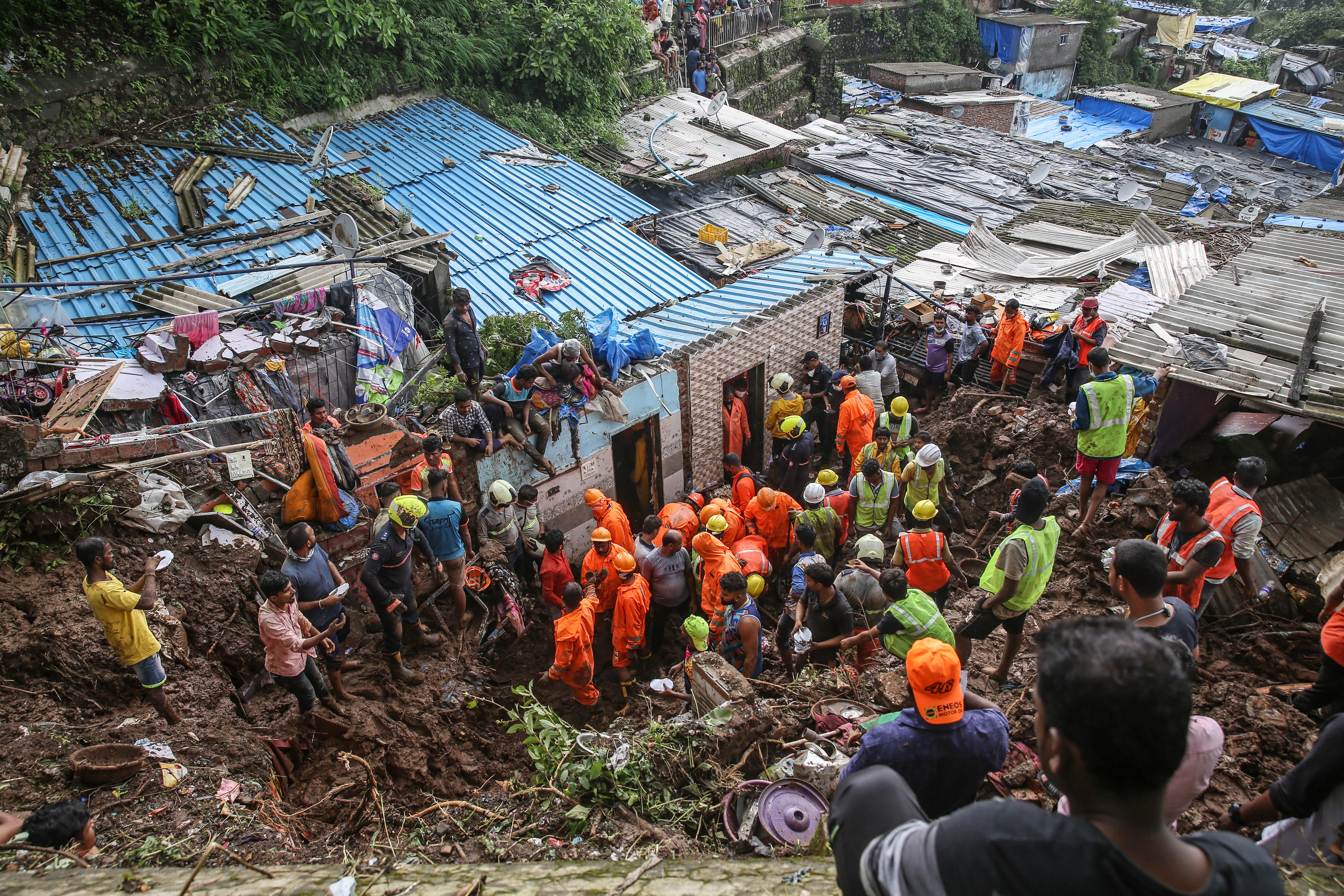 India, devastată de inundații și alunecări de teren. Cel puţin 112 oameni au murit