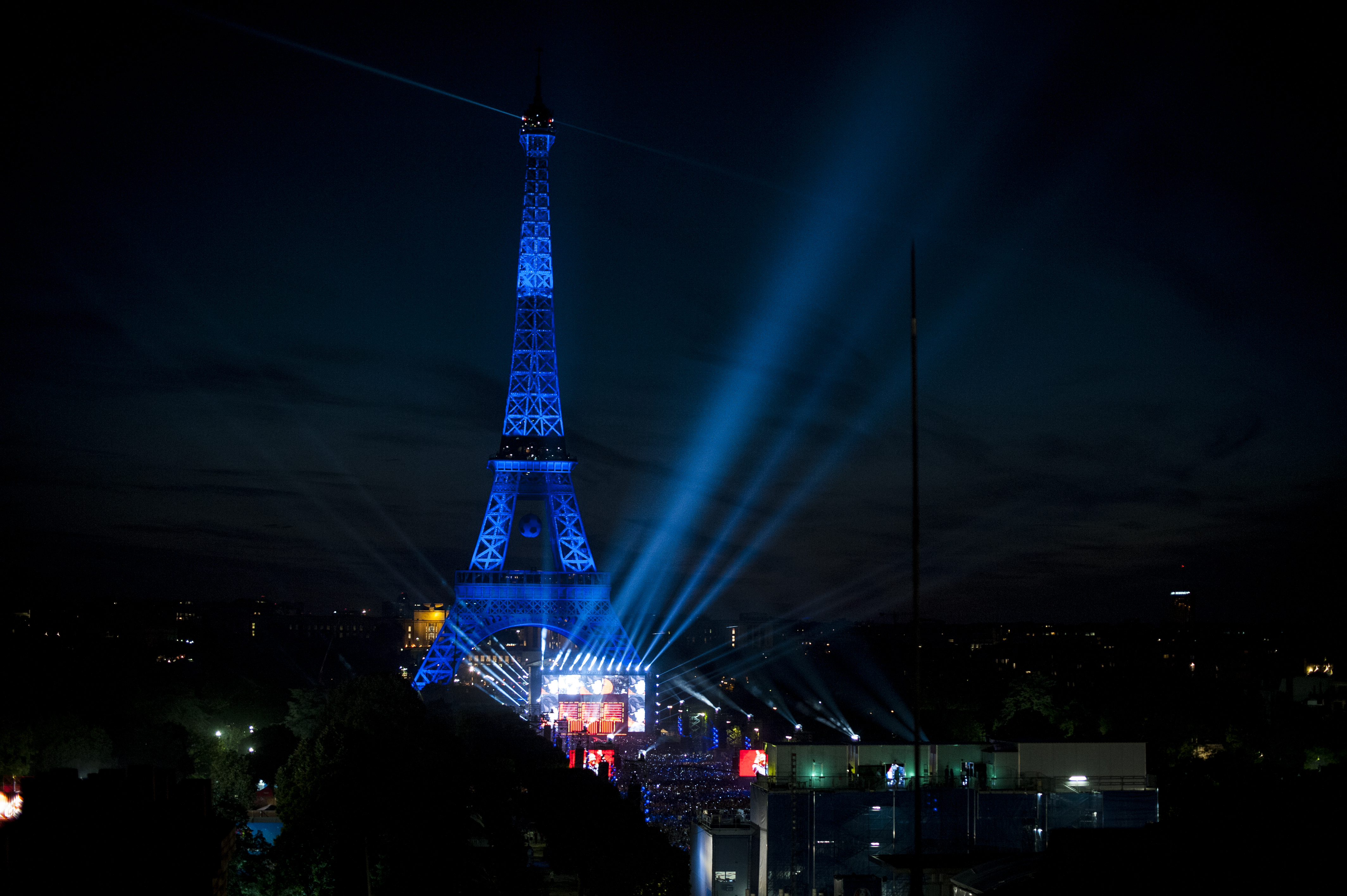 Euro 2016. ”Libertatea” a fost la fan-zonul uriaș din Paris, deschis cu un concert David Guetta, în prezența a zeci de mii de oameni. Securitate strictă / GALERIE FOTO și VIDEO