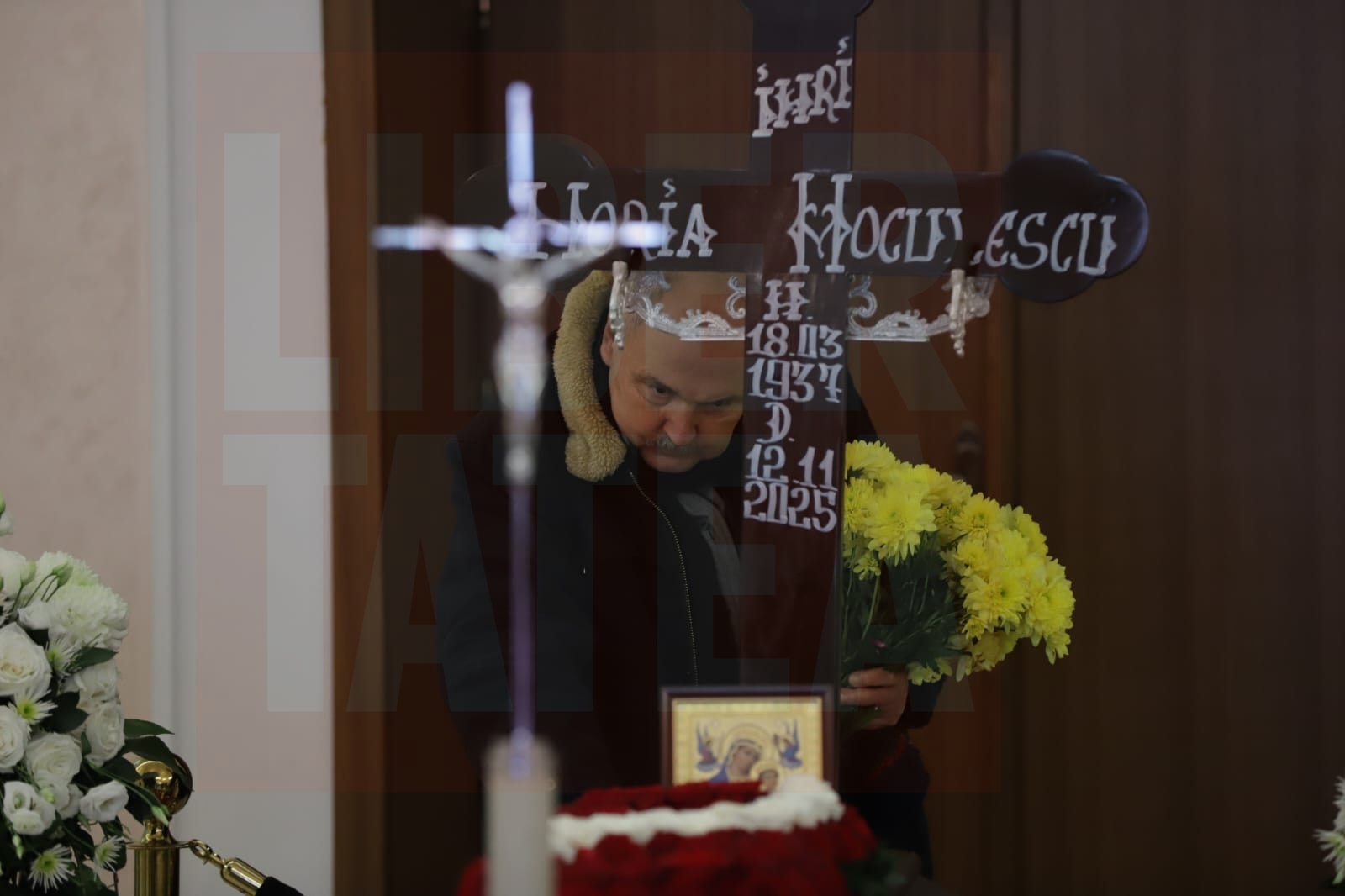 Cum a apărut Nidia Moculescu lângă sicriul cu trupul neînsuflețit al lui Horia Moculescu. Primele imagini