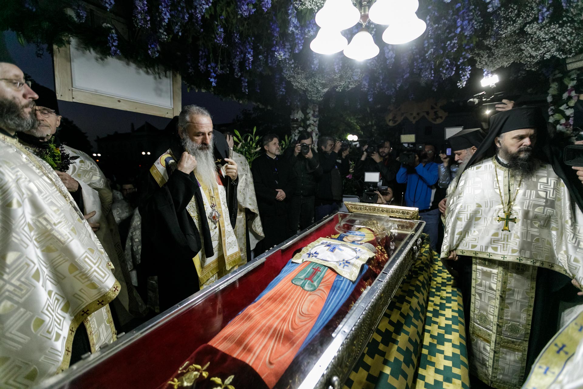 Teama de război a intrat în rugăciunile pelerinilor de la Sfânta Parascheva. „Să ne ferească Sfânta de toți cei răi!”