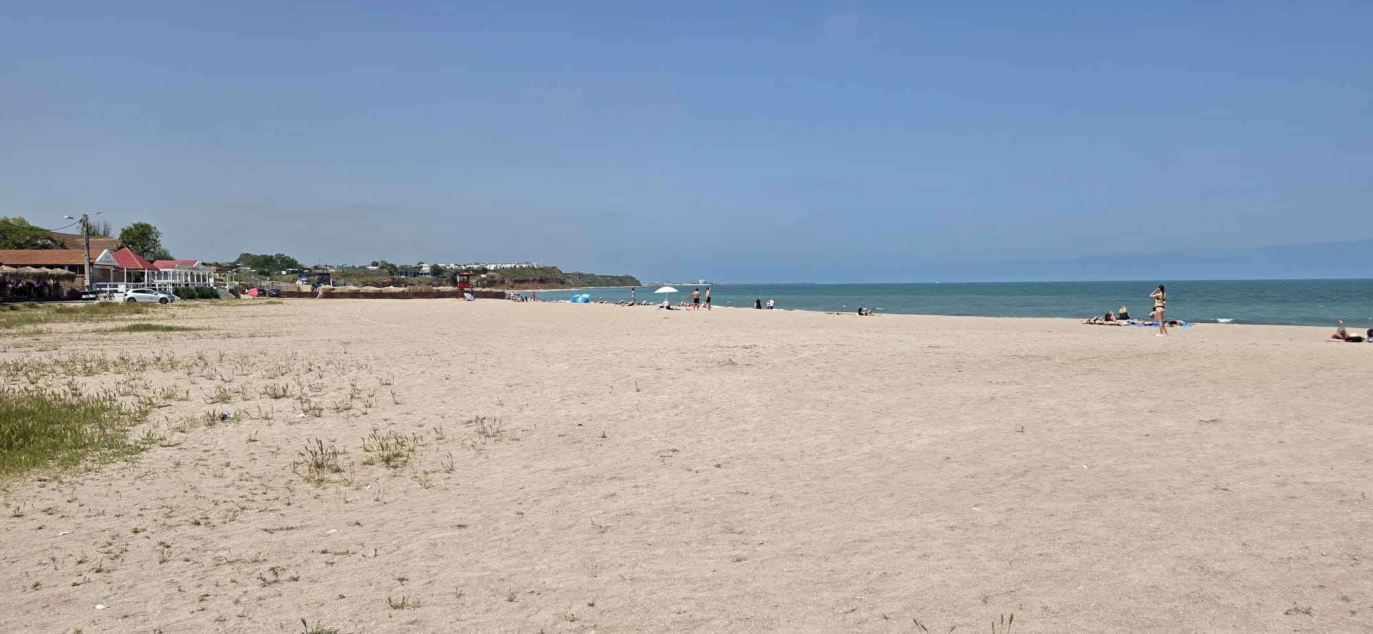 Peste 1.300 de persoane au fost evacuate de pe plajele litoralului după explozia unei drone ucrainene în Portul Constanța