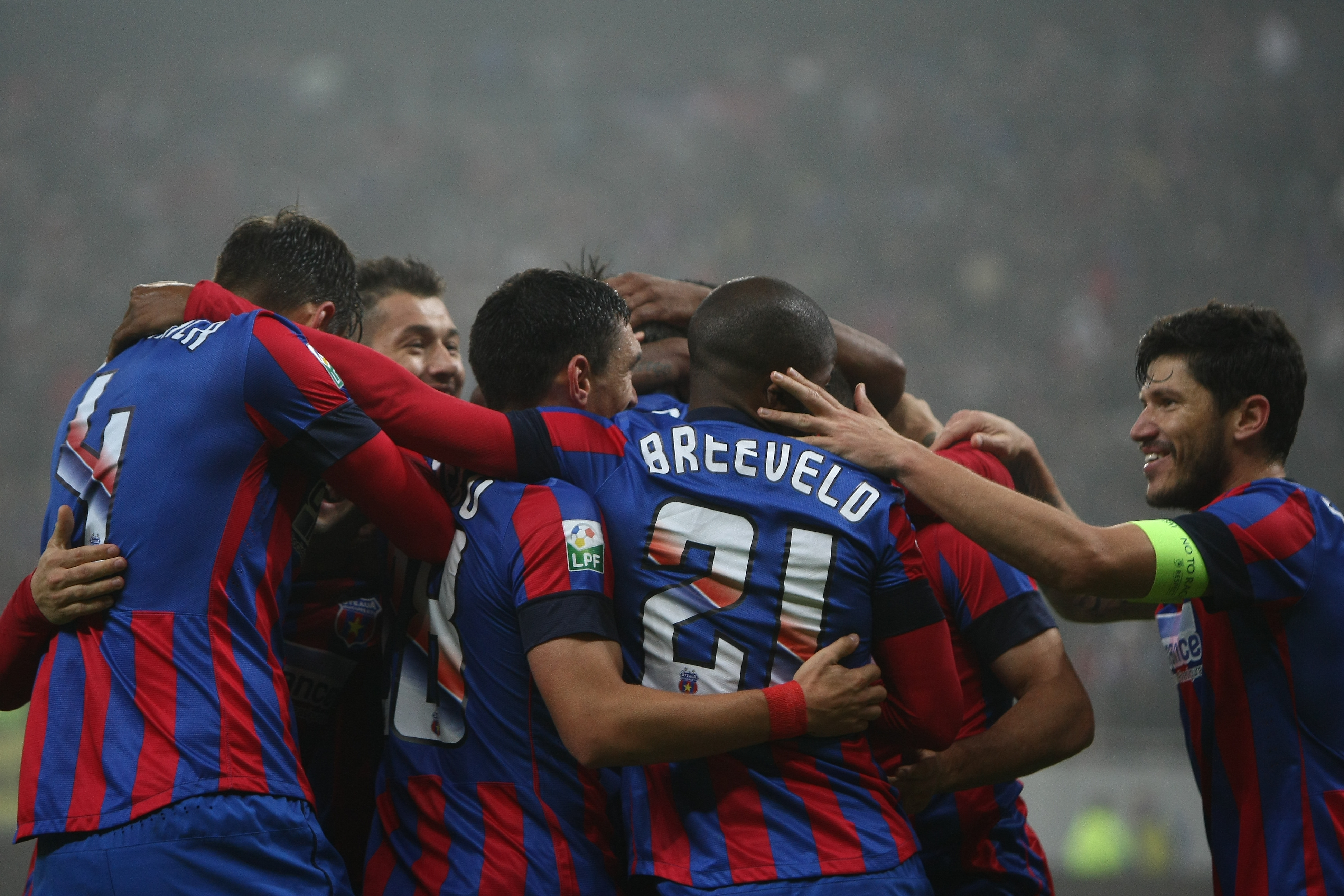 GALERIE FOTO&VIDEO/ DERBY-UL ROMÂNIEI, STEAUA - DINAMO 3-0. ^ Echipa din Ghencea i-a speriat pe ”câini” de Halloween! Szukala, Papp și Keșeru au înscris pentru roș-albaștri. Arlauskis și Bărboianu, loviți de petardele aruncate de suporteri. Băiatul lui Florentin Petre a debutat la Dinamo