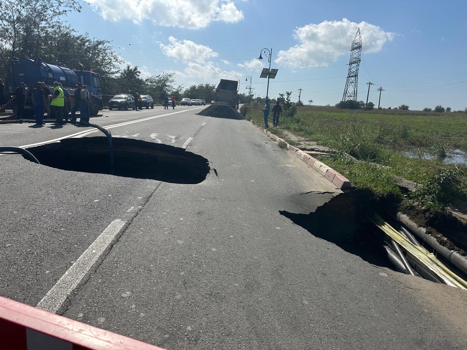 Groapă uriașă în mijlocul șoselei dintre Năvodari și Lumina. Drumul județean a fost reabilitat în urmă cu 10 ani | VIDEO