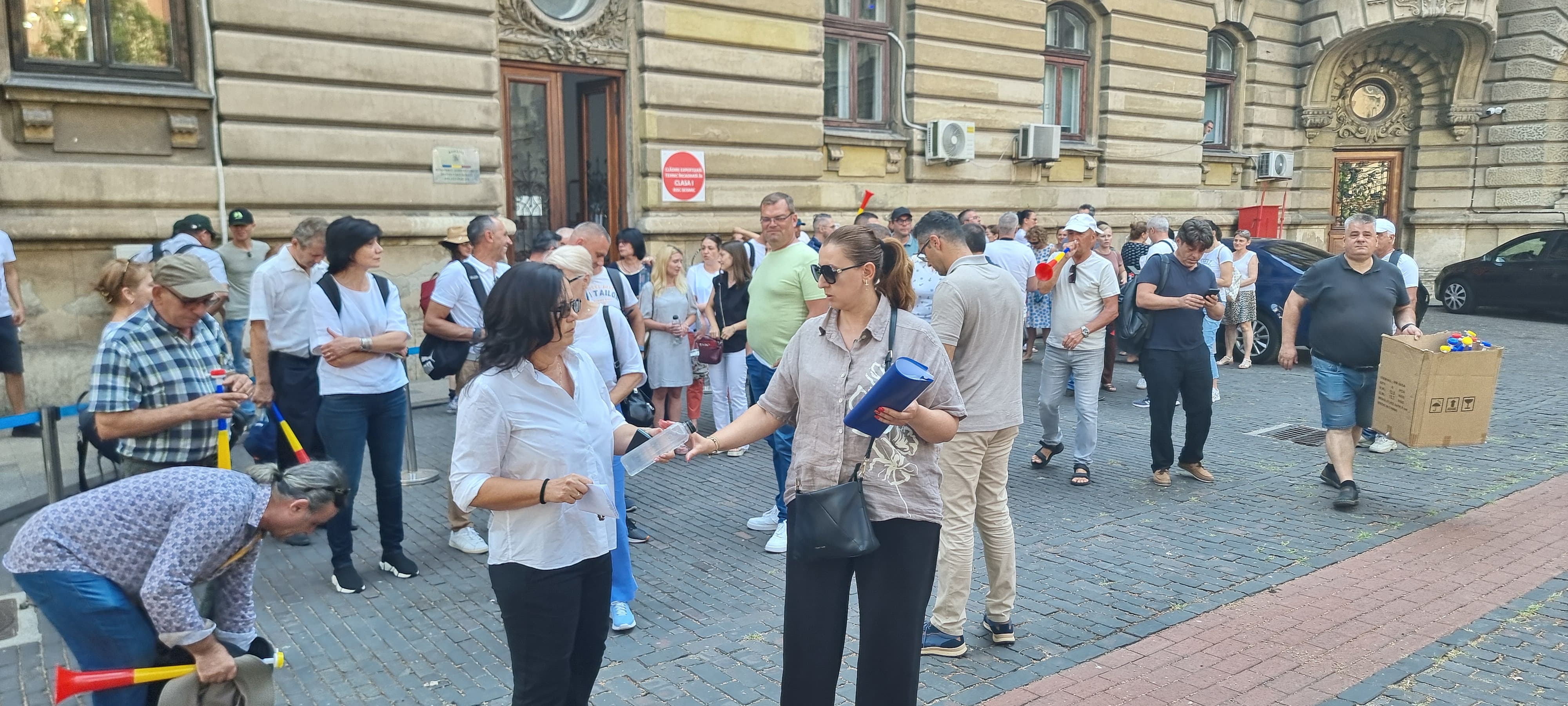 Profesorii și angajații din Sănătate protestează în fața Parlamentului chiar în ziua când Guvernul Bolojan își asumă măsurile de austeritate