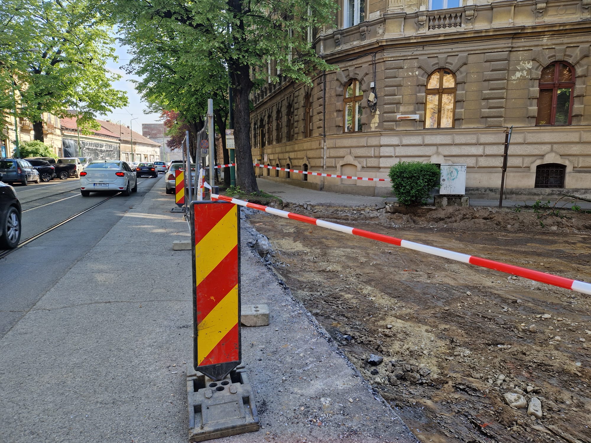 Așa arată România educată. Imagini dezolante într-un liceu din Timișoara. Elevi înghesuiți la subsol, în clase pline de igrasie și mucegai.  „Venim cu măști de protecție ca pe timpul pandemiei de Covid”