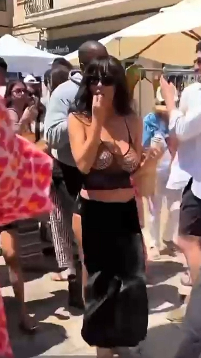 Bianca Censori a șocat cu ținuta purtată într-o piață din Spania. Îmbrăcată cu o bluză din plasă și bikini negri, ea a stârnit reacții: „Am văzut totul”