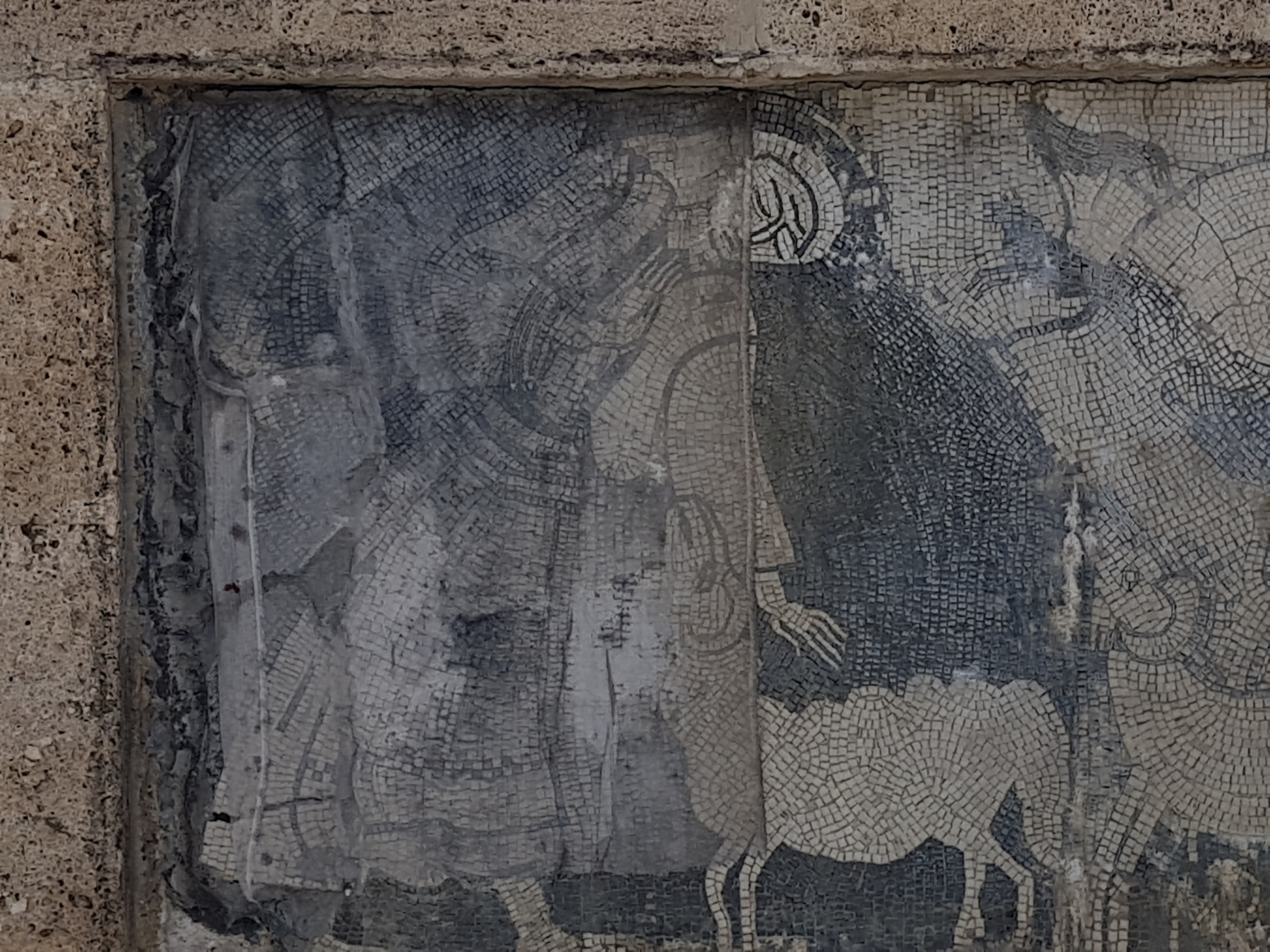 GALERIE FOTO/ Monumentul Fântâna Miorița s-a degradat. Mozaicul original, depreciat de intemperii, timp și nepăsare