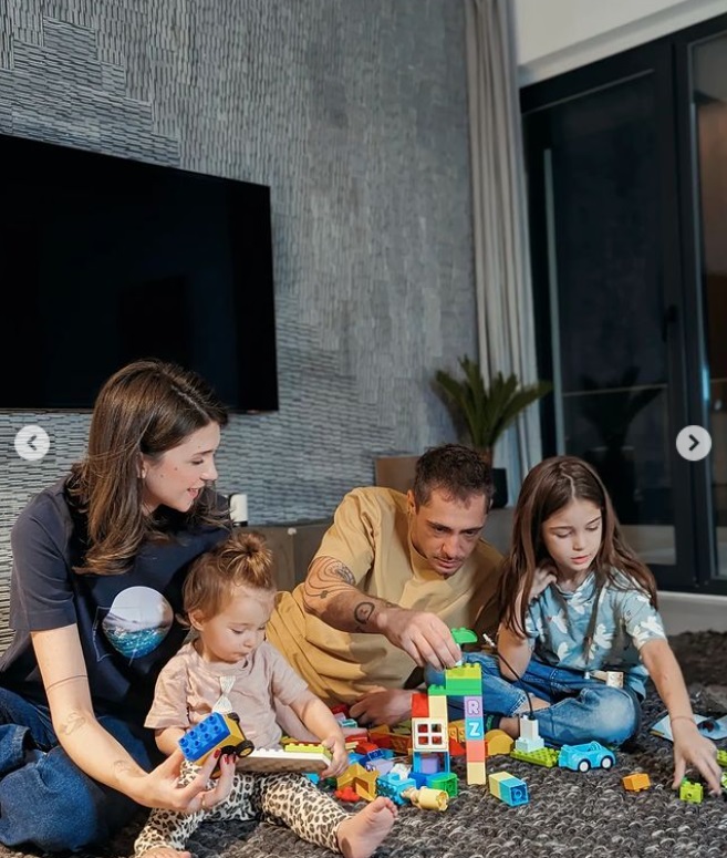 Imagini cu apartamentul în care Vladimir Drăghia locuiește cu familia. Are vedere la lac, iar în sufragerie ține o motocicletă