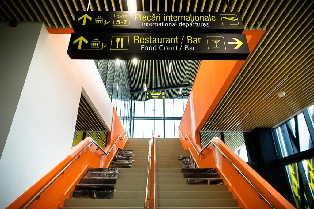 IMAGINI. Cum arăta acum un an aeroportul neterminat din Brașov și cum au reușit să-l finalizeze. Este primul aeroport nou din România din ultimii 50 de ani