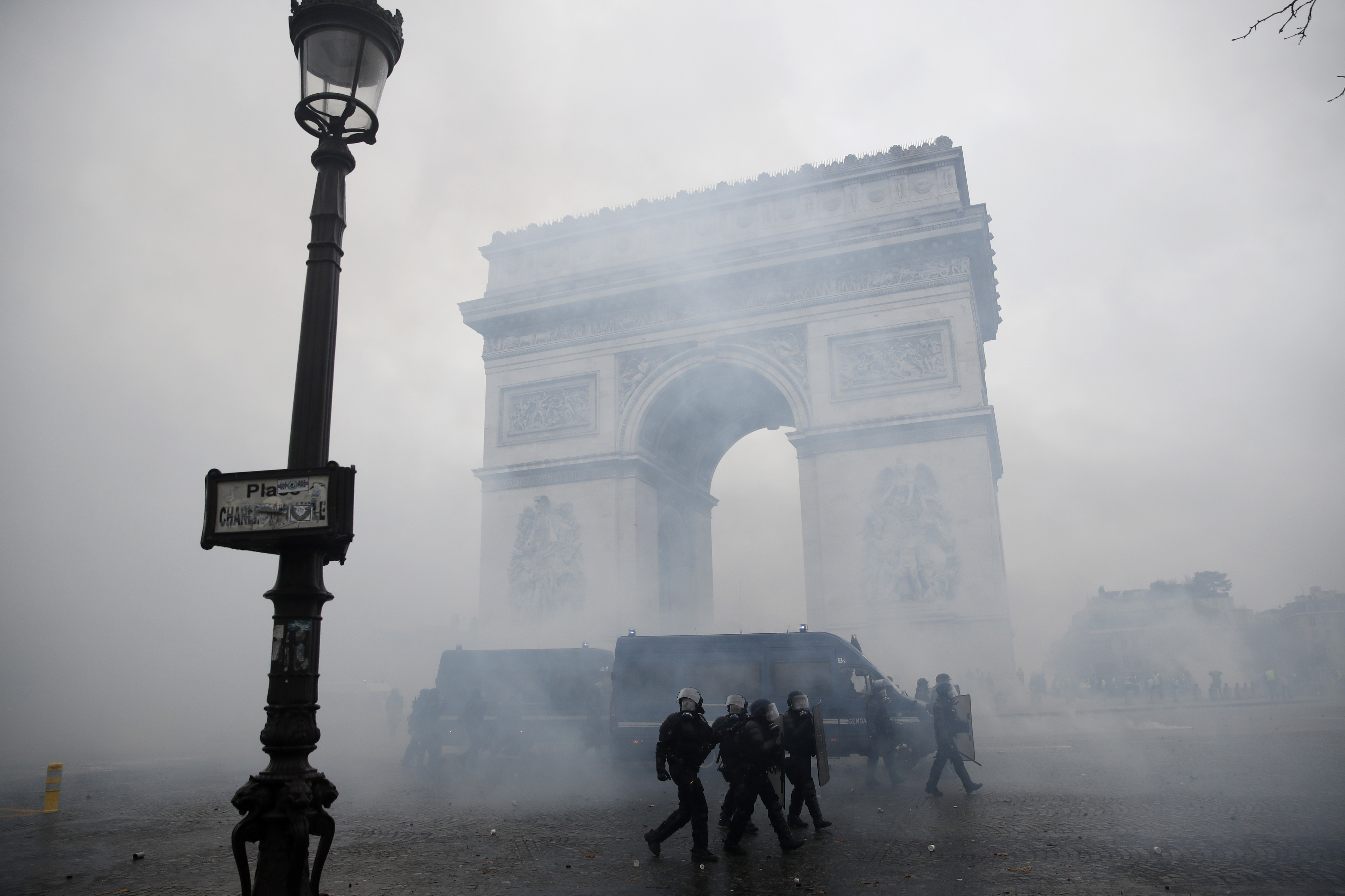 GALERIE FOTO/ Franța ar putea institui stare de urgență după violențele de sâmbătă din Paris. Mașini și clădiri au fost incendiate, iar sute de persoane au fost rănite