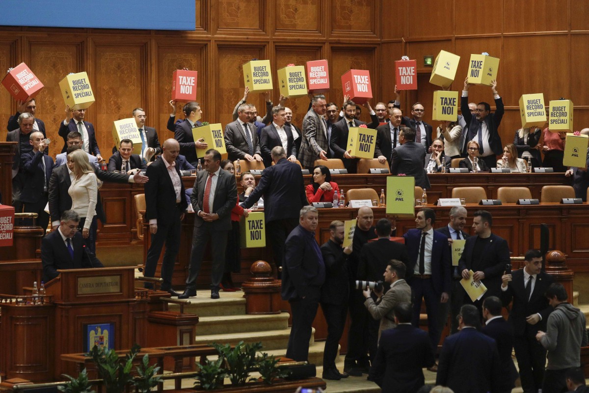 Discursul lui Ciolacu de la dezbaterea bugetului, întrerupt de protestul AUR și USR: „Inadmisibil ca românii să plătească taxe noi”