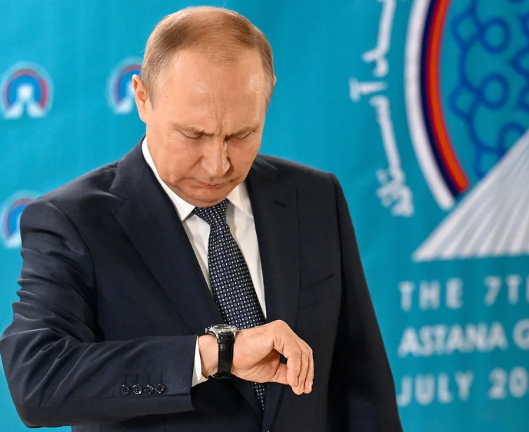 Vladimir Putin a renunțat la ceasurile elvețiene și poartă unul „patriotic”, produs în Rusia. Cât costă