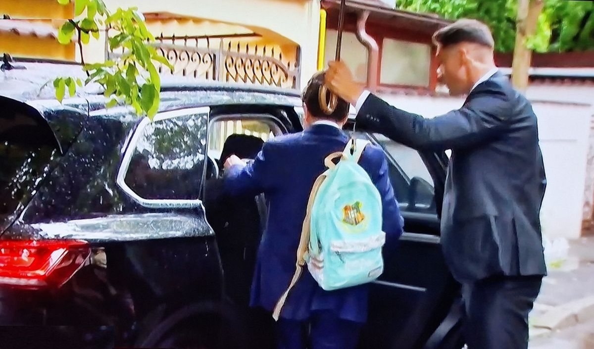 Nicușor Dan a ieșit din casă cu ghiozdanul copiilor, în ziua în care devine președintele României