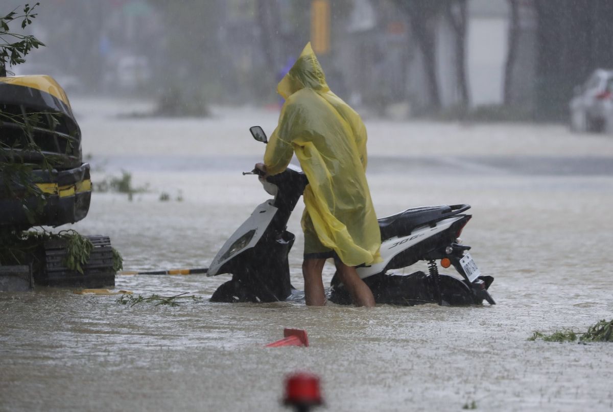 Taifunul Krathon a lovit Taiwanul: doi oameni au murit și 100 sunt răniți. Meteorologii anunță „vânturi cu o forţă distrugătoare”