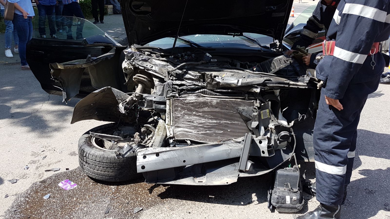 GALERIE FOTO/ Un Chevrolet Camaro a intrat într-un tramvai la Timișoara. Mașina a fost făcută praf