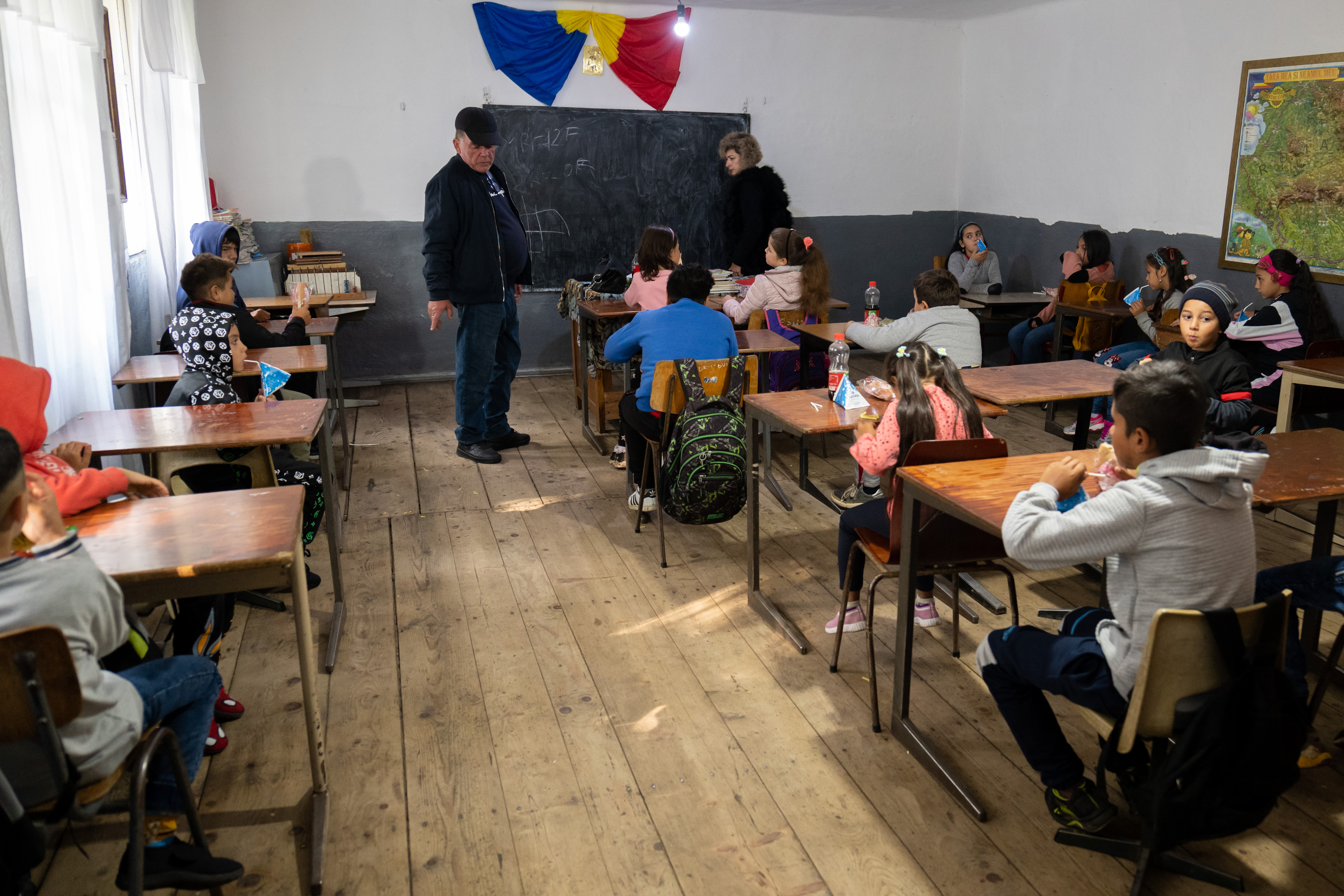 REPORTAJ. Cum a început anul școlar pentru elevii dintr-un sat din nordul Moldovei: romii învață în casă de chirpici, cu WC-ul în curte, românii, în școală cu toalete moderne