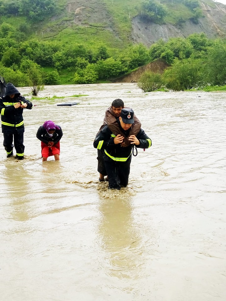Vremea rea a făcut prăpăd în zece județe. Peste 300 de gospodării au fost evacuate