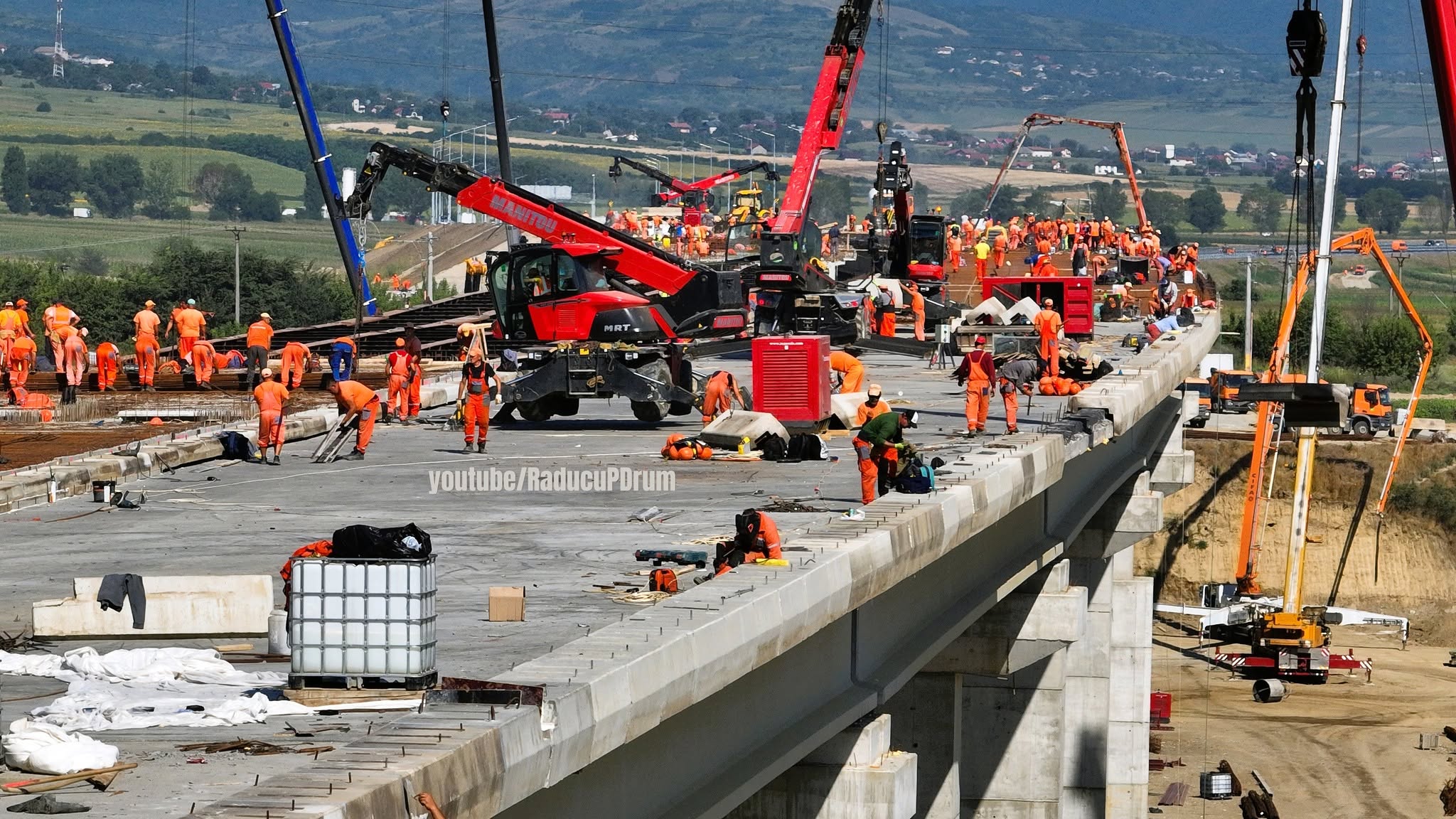Viaductul de la Cleja din Bacău este ca un furnicar: peste 400 de muncitori pe șantierul de 1,2 kilometri din A7
